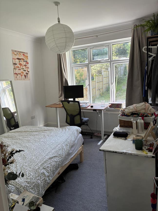 Big south-facing bedroom in a three bed flat Main Photo