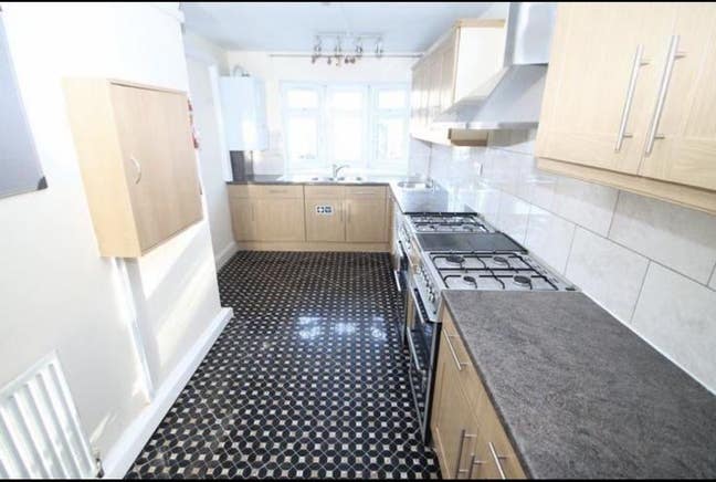 Very large 5 bed home, 7mins walk to Bakerloo line Main Photo
