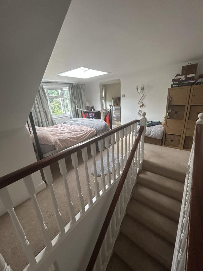 Large double room with en suite  Main Photo