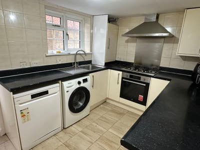 Double room available for rent in Slough  Main Photo
