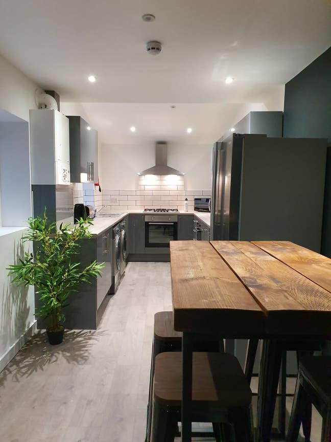 1 Double Room Available for a Great Price! Main Photo