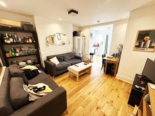 Spacious 3 bedroom ground floor garden flat on N7 Main Photo