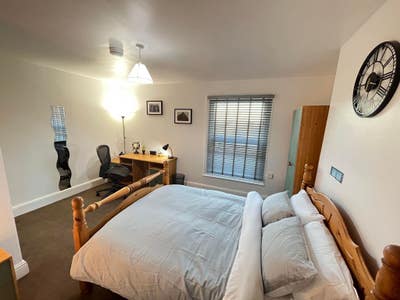 Large Double Room, central telford, fast wi-fi Main Photo
