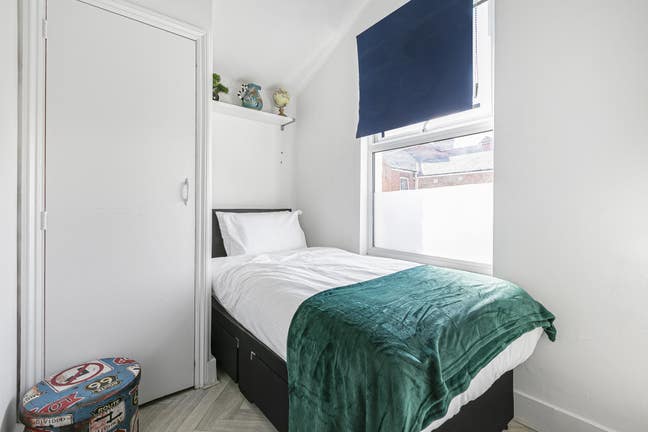 Clean Bright Bedroom in New Malden Town Centre Main Photo