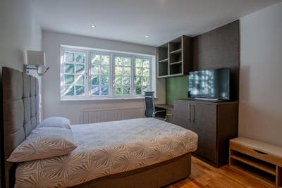 Student Accommodation Near RHUL - Ensuite Main Photo