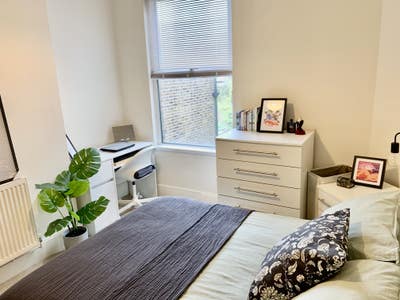 Lovely House & Great Room Stn/DLR 5mins Main Photo