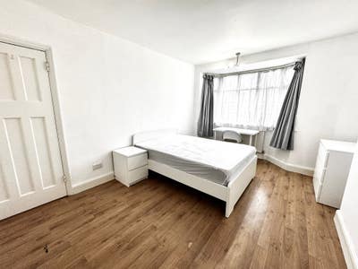 Spacious Bedrooms - No Deposit + Bills Included! Main Photo