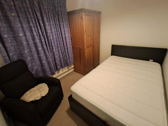 Bedroom in 3 bedroom house to rent in Tring Main Photo