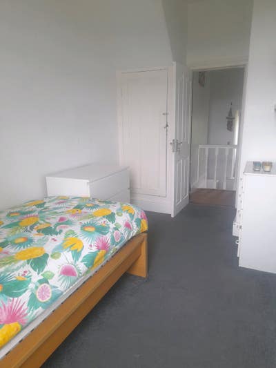 Single Room in Clean Fully Furnished House Main Photo