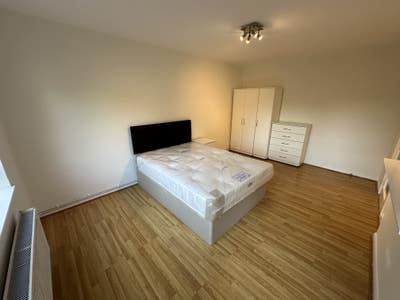 W2| 3 rooms Available in Lovely Flat by LiL Venice Main Photo