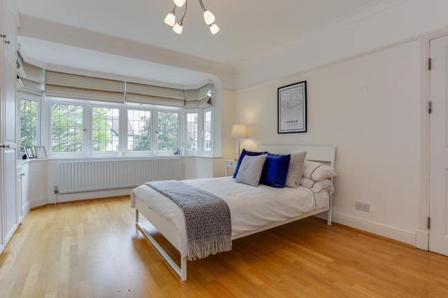 Very Spacious Room Near Ealing Common W5 Main Photo
