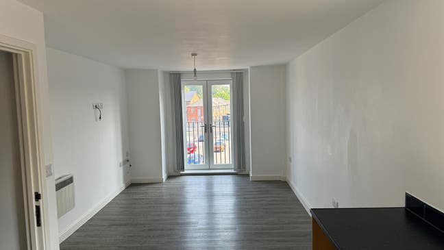 Minutes to Shops, Gym, and street market - quiet Main Photo