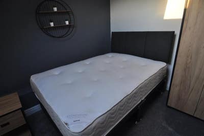 Small Room With Double Bed l Wombwell l 8 min Main Photo