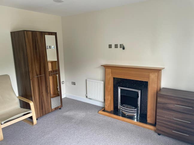 Spacious double bedroom available immediately Main Photo
