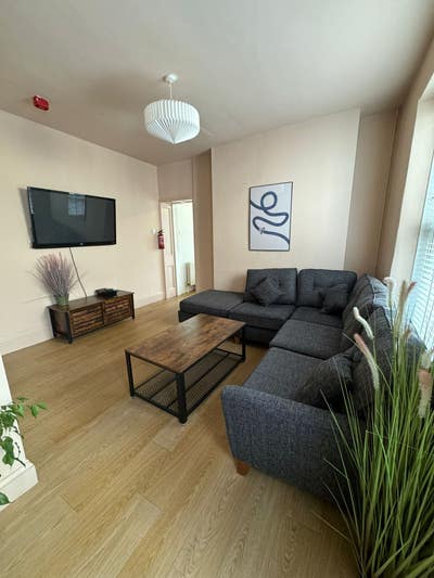 8-Bedroom House Share for Professionals Main Photo