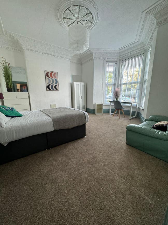 8-Bedroom House Share for Students & Professionals Main Photo