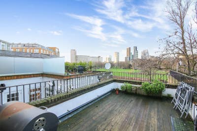 Modern 3-Bed, 3-Floor Apartment with Terrace  Main Photo