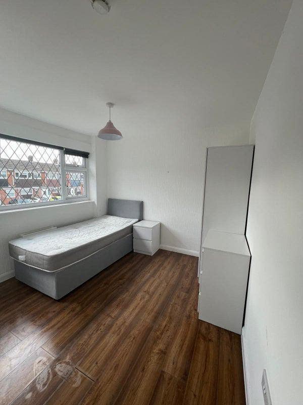 1 Room with kitchen and ensuite ground floor Main Photo
