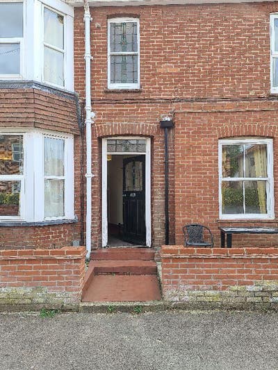 Bedrooms Available in a Well Presented House Main Photo