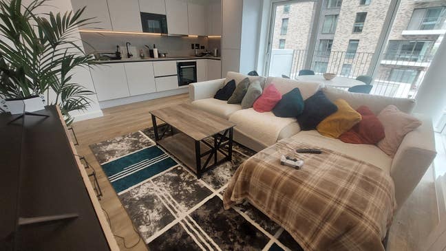 Lovely Ensuite in Modern Kidbrooke Apartment Main Photo