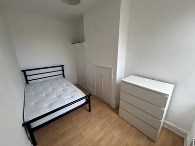 Burton Rd - double bedroom in house share Main Photo