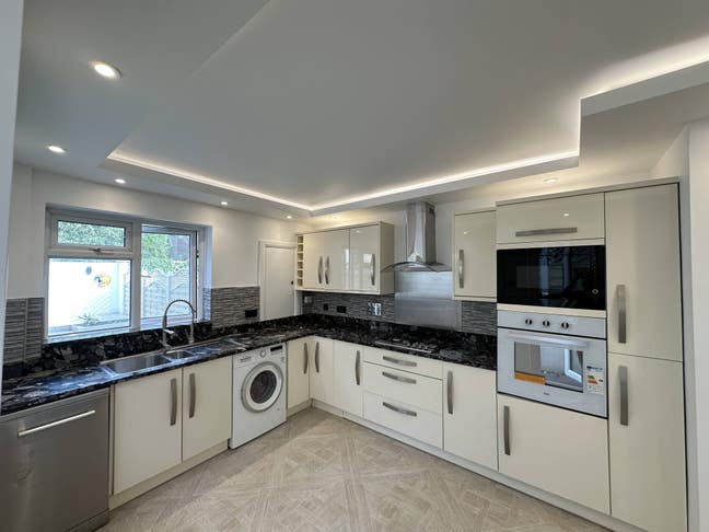  3 Bedrooms | 2 Receptions | 2 Bathrooms | Kitchen Main Photo