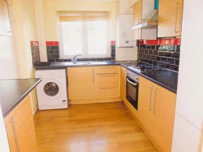 5-Bedroom House with Spacious Living Room & Garden Main Photo
