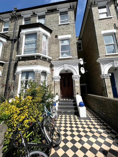 Split Level Studio in Stockwell (Council Tax inc) Main Photo