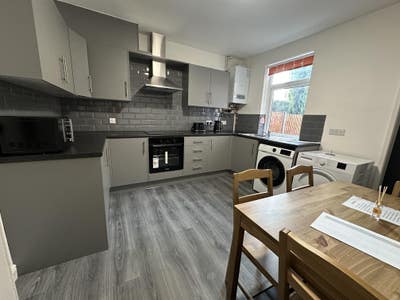 Affordable Clean Ensuite Single Rooms Available  Main Photo