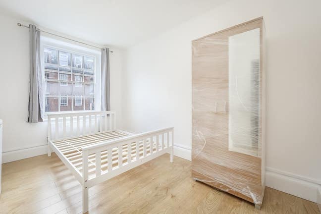 Large double room available | A newly-refurbished  Main Photo