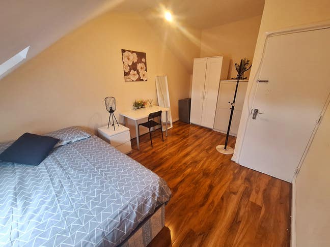 Large double room in North Acton  Main Photo
