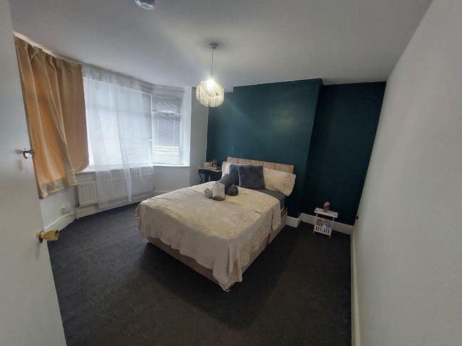 Lovely Double Room Close to UHCW & City Centre! Main Photo