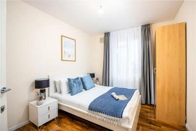 Modern 4-Bedroom Flat in Fulham Main Photo