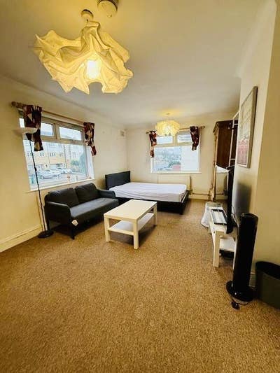 2 large bedrooms in semi-detached house-Greenwich Main Photo
