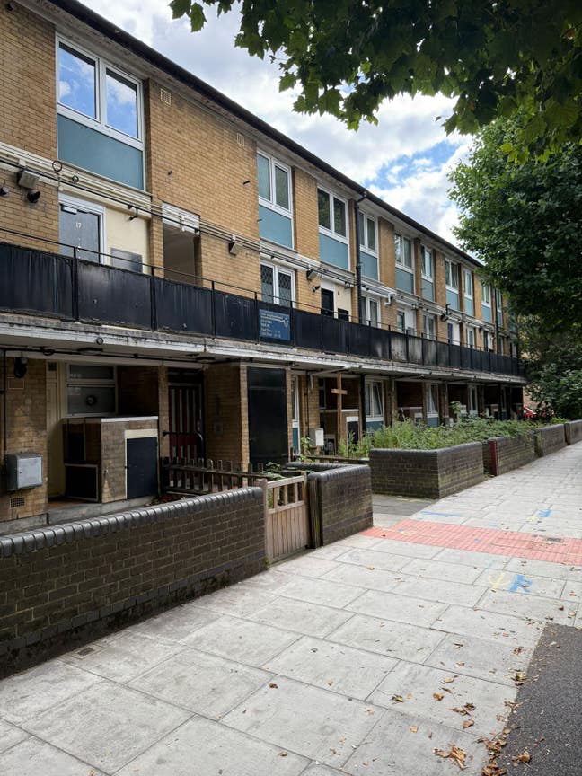 Bow, E3, Well Located 3 Bedroom Apartment Spacious Main Photo