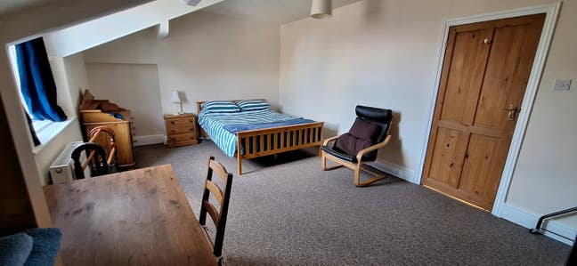Extremely large double bedroom  Main Photo