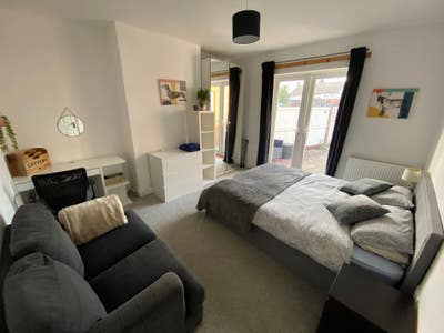 Newly refurbished 4-bedroom house Main Photo