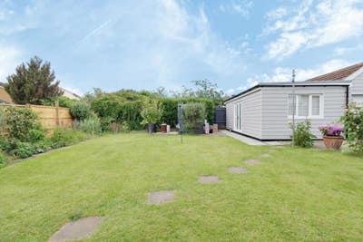 Modern Studio Flat Available – RM13 7QS Main Photo