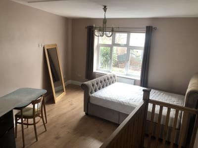 Fully Separate Studio Flat Elizabeth Line Station Main Photo