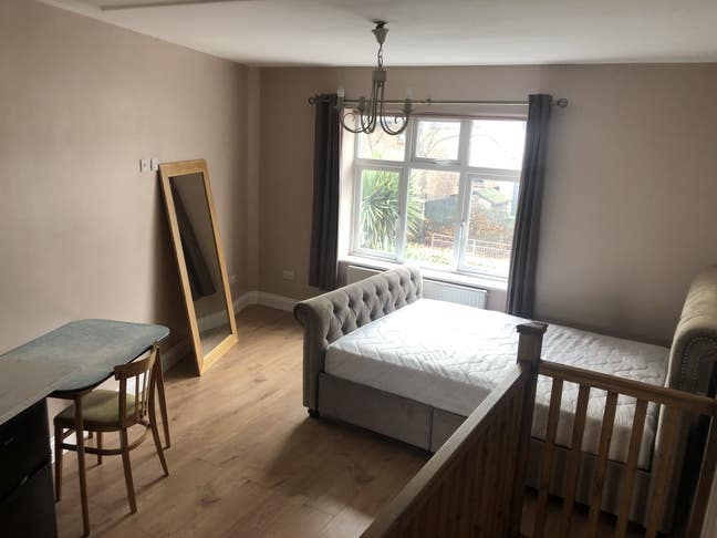 Fully Separate Studio Flat Elizabeth Line Station Main Photo