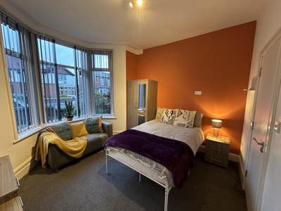 Beautiful Double En-Suite Room Available Now  Main Photo