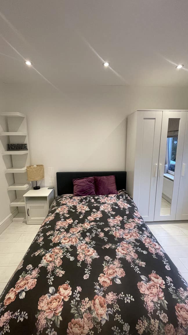 🌸 Spacious Room in Brentford – All Bills Included Main Photo