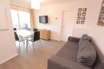 🛋️ FEEL HOME!living,bills incl,cleaner,quite area Main Photo