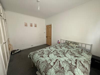 Spacious double bedroom Main Photo