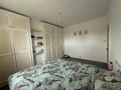Spacious double bedroom Main Photo
