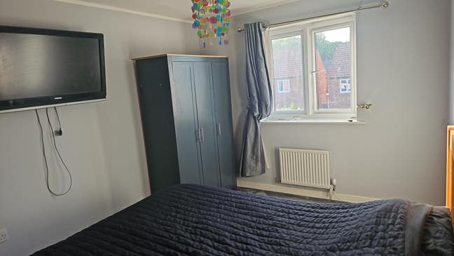 Updated length of stay! Large bedroom with TV  Main Photo