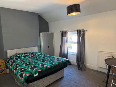 Refurbished Spacious Double Room Derby City Centre Main Photo