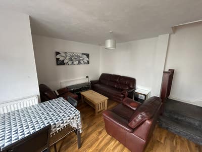 2 Bed Terraced House-located in heart of Egham  Main Photo