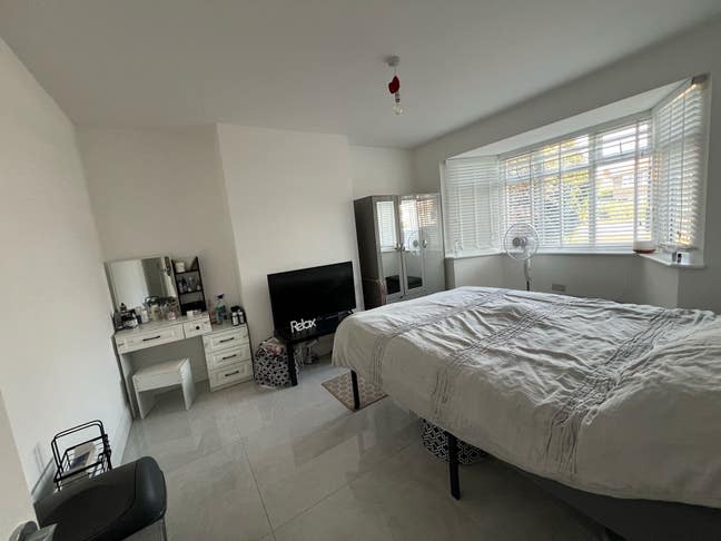 Large bright double room  Main Photo