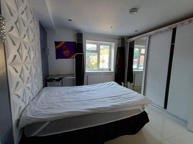 Spacious, clean, furnished 1bedroom nr Langley stn Main Photo